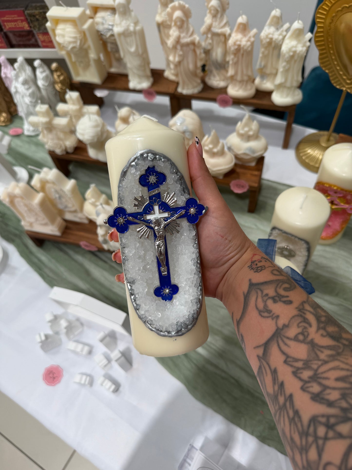 Bougie décorative grotte avec la croix de Jesus Christ 19cm